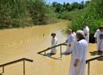 Паломники Александровской епархии перед купанием в реке Иордан